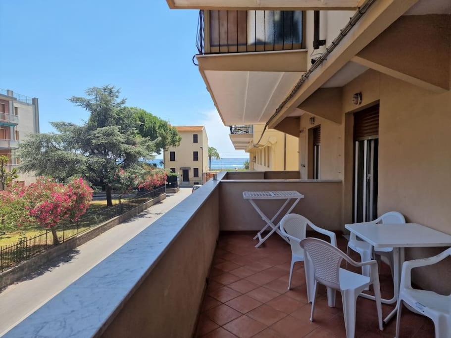 Appartamento [50 metri dal mare] - Free parking e A/C Pietra Ligure Esterno foto