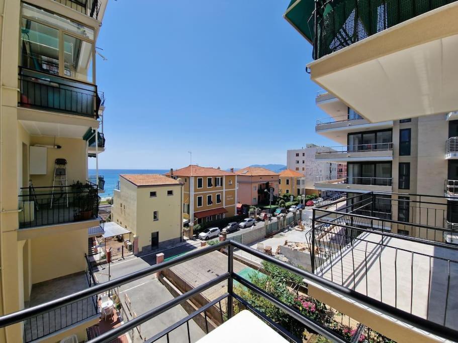Appartamento [50 metri dal mare] - Free parking e A/C Pietra Ligure Esterno foto